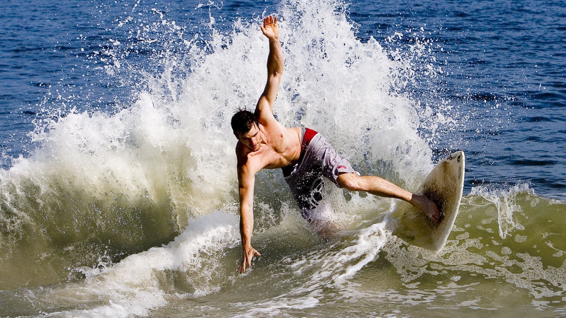 湖人对阵广东队，霍勒迪关键回合不手软，当NBA冠军后卫在CBA总决赛的最后一分钟