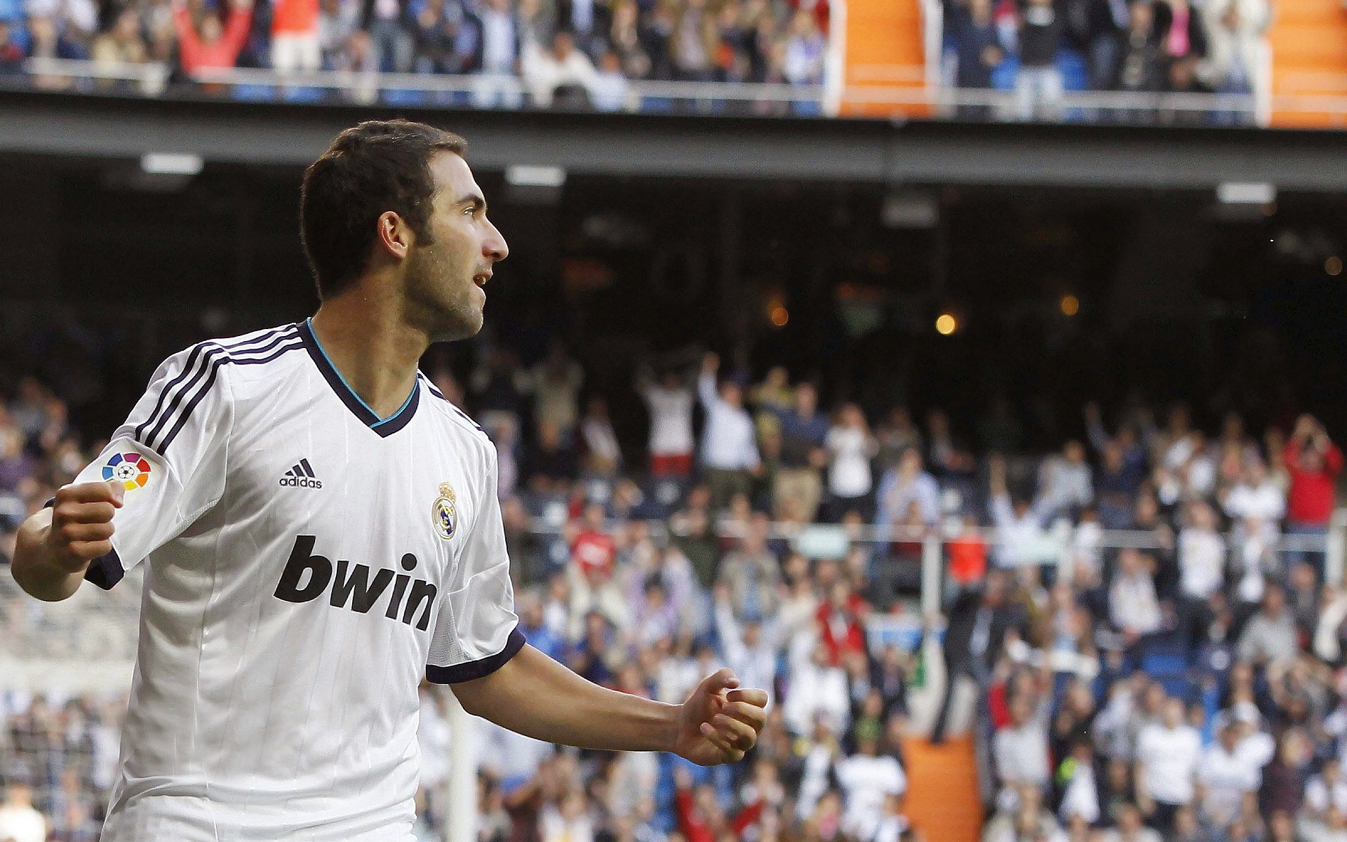 湖人对阵广东队，霍勒迪关键回合不手软，当NBA冠军后卫在CBA总决赛的最后一分钟